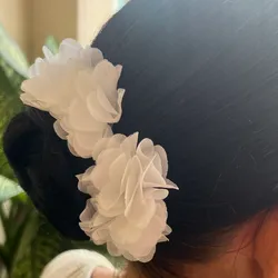 Pareja de pinzas con flor