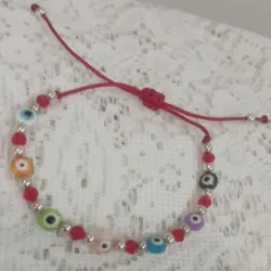 Pulsera con hilo chino, ojitos y swarowsky