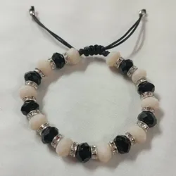 Pulsera con swarowsky e hilo chino.