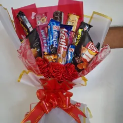 Ramo de 12 confituras y rosas eternas