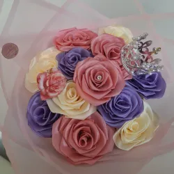 Ramo de 12 rosas eternas, con corona