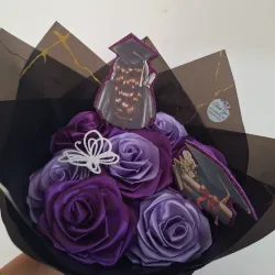 Ramo de 7 rosas eternas para graduación