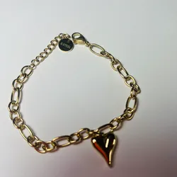 Pulsera dorada con corazon 