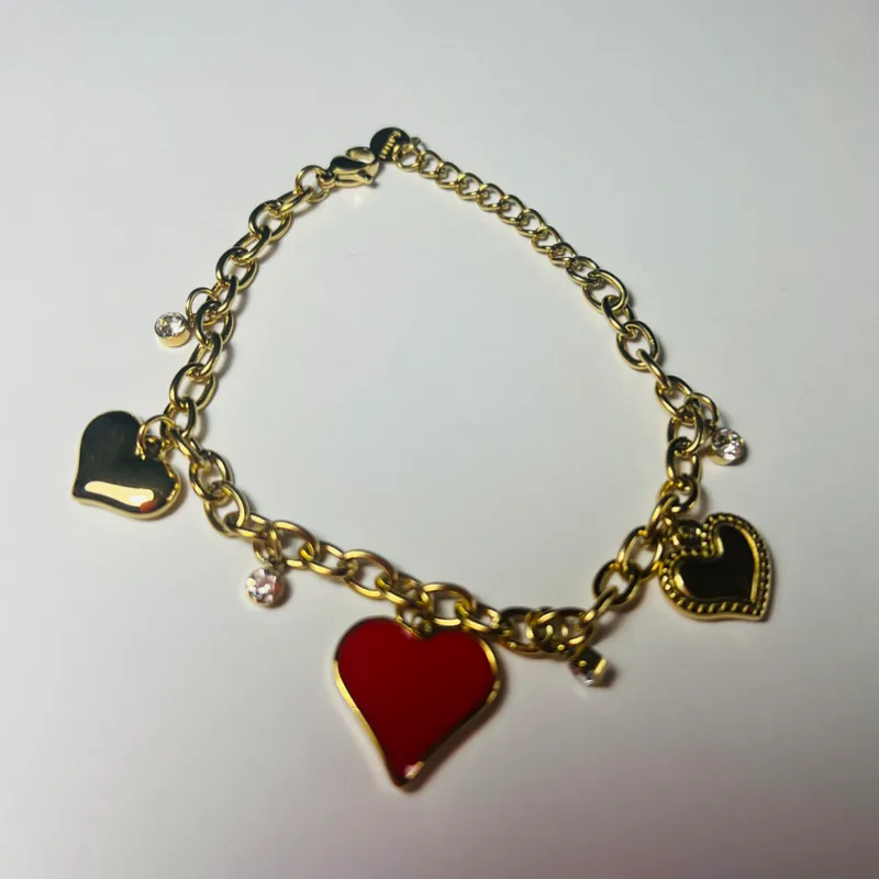 Pulsera dorada con corazon Rojo 