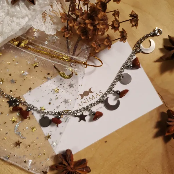 ✨ BIENVENID@S A ANIMAS: JOYERÍA CON ALMA, HECHA PARA TI ✨
En ANIMAS, creamos piezas que son más que adornos: son pequeñas obras de arte cargadas de intención, diseñadas para abrazar tu esencia sin etiquetas. Cada joya nace hecha a mano, fusiona la fortaleza del acero inoxidable con la belleza y la energía de las piedras semipreciosas, para acompañarte en tu día a día.
Imagina piezas que resisten el tiempo sin perder su brillo, donde la turquesa susurra calma, la amatista inspira claridad, y el piedra de luna te ancla con su serenidad... Todo en diseños que equilibran lo moderno con lo atemporal.
No vendemos promesas, sino compañeras de viaje: joyas ligeras para usar siempre, creadas para quienes buscan belleza con propósito, sin solemnidad. Piezas que hablan de conexión contigo misma, con la naturaleza y con lo que te hace sentir auténtica.
Descubre tu próxima historia:
🔹 Artesanía cuidada al detalle
🔹 Materiales nobles que honran tu piel y el planeta
🔹 Diseños únicos donde lo espiritual se encuentra con lo tangible
Te invitamos a perderte en nuestro catálogo y encontrar esa pieza que parece esperarte. Porque en ANIMAS, creemos que la verdadera joya eres tú... y estamos aquí para realzarla.
Tu esencia merece un reflejo único como tú.