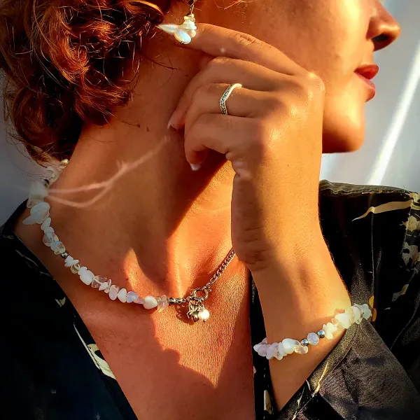✨ BIENVENID@S A ANIMAS: JOYERÍA CON ALMA, HECHA PARA TI ✨

En ANIMAS, creamos piezas que son más que adornos: son pequeñas obras de arte cargadas de intención, diseñadas para abrazar tu esencia sin etiquetas. Cada joya nace hecha a mano, fusiona la fortaleza del acero inoxidable con la belleza y la energía de las piedras semipreciosas, para acompañarte en tu día a día.  

Imagina piezas que resisten el tiempo sin perder su brillo, donde la turquesa susurra calma, la amatista inspira claridad, y el piedra de luna te ancla con su serenidad... Todo en diseños que equilibran lo moderno con lo atemporal.  

No vendemos promesas, sino compañeras de viaje: joyas ligeras para usar siempre, creadas para quienes buscan belleza con propósito, sin solemnidad. Piezas que hablan de conexión contigo misma, con la naturaleza y con lo que te hace sentir auténtica.  

Descubre tu próxima historia:
🔹 Artesanía cuidada al detalle  
🔹 Materiales nobles que honran tu piel y el planeta  
🔹 Diseños únicos donde lo espiritual se encuentra con lo tangible  

Te invitamos a perderte en nuestro catálogo y encontrar esa pieza que parece esperarte. Porque en ANIMAS, creemos que la verdadera joya eres tú... y estamos aquí para realzarla.  

Tu esencia merece un reflejo único como tú.
