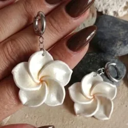 Aretes colgantes de plumerías Esencia de Anto