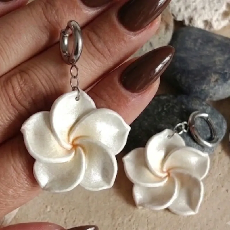 Aretes colgantes de plumerías Esencia de Anto