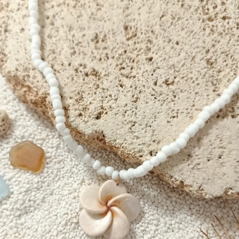 Collar de Cuentas Blancas con Dije de Plumería