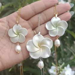 Collar Plumeria con perla de cultivo de Río 