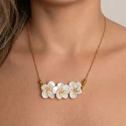Collar Trío de Plumerías con Cadena Dorada