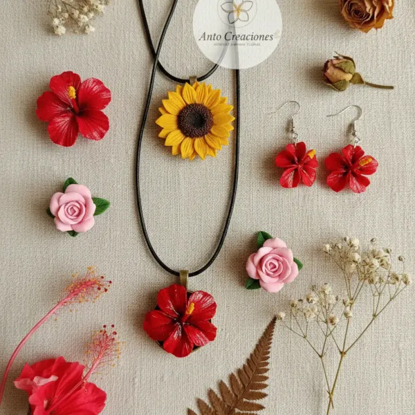 Anto Creaciones: Joyas con Alma
Hola, soy Rosmery. Socióloga de profesión, pero con un inmenso amor por las manualidades desde siempre.
Anto Creaciones es mi proyecto más personal: un homenaje a mi madre, María Antonia. Aquí, transformo la fragilidad de las flores en joyería eterna, modelada a mano pétalo a pétalo en arcilla polimérica. Mi misión es capturar la esencia de la naturaleza para que lleves contigo una memoria que nunca se marchita.
Anto Creaciones – El arte de hacer eterno lo que amas. 🌸