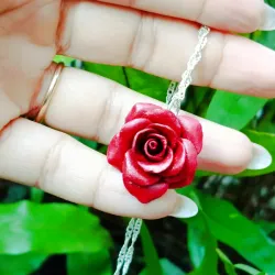 Dije de Rosa Roja clásica 