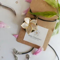 Dije plumería blanca con Borde Dorado