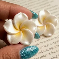 Plumeria blanca clásica "Antonia"