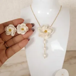 Set de flor de nácar con perlas en cascada