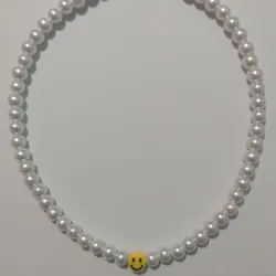 collar de perlas blancas con emoji💛