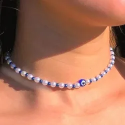 collar de perlas blancas y azules con ojo turco🧿