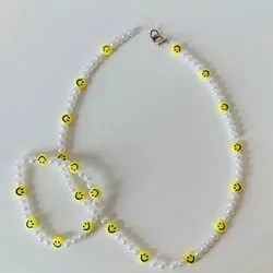 collar + pulsera de perlas blancas con emojis💛