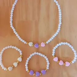 collar + tres pulseras de cuentas blancas y corazones💞