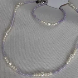 collar y pulso de perlas blancas y moradas💜