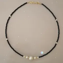 gargantilla negra con perlas blancas y detalles en dorado🖤