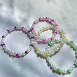 perlas blancas con cristales y corazon💞