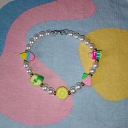 Pulsera de perlas y figuritas de colores