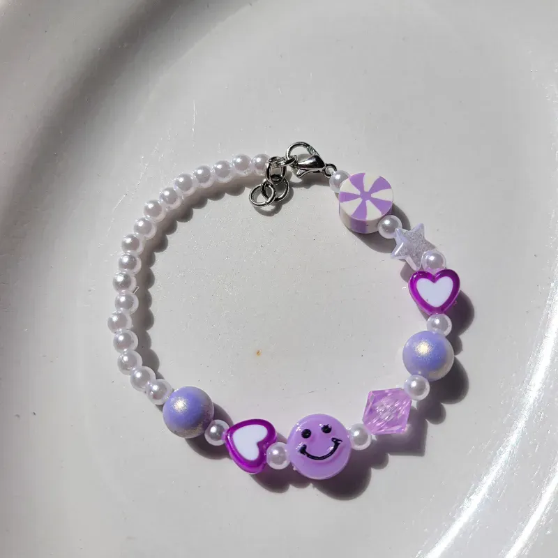 Pulsera mitad perlas, mitad figuritas