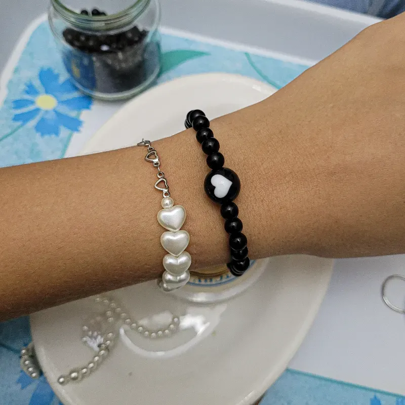 Pulserita negra de corazón 