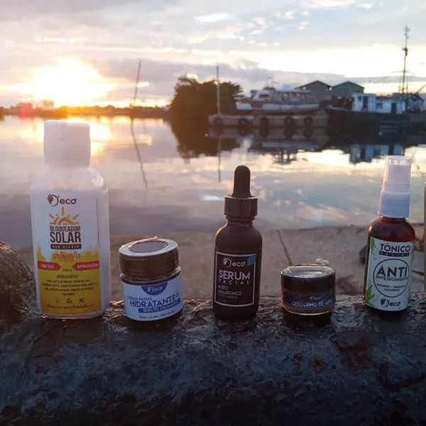 Somos un emprendimiento que promueve el cuidado de la piel y el cabello.
En la tienda encontrarás productos de  D'eco, una marca cubana de cosmética artesanal, bisutería y otras creaciones de artesanos locales,  así como accesorios.
Ofrecemos también el servicio de definición de rizos.
