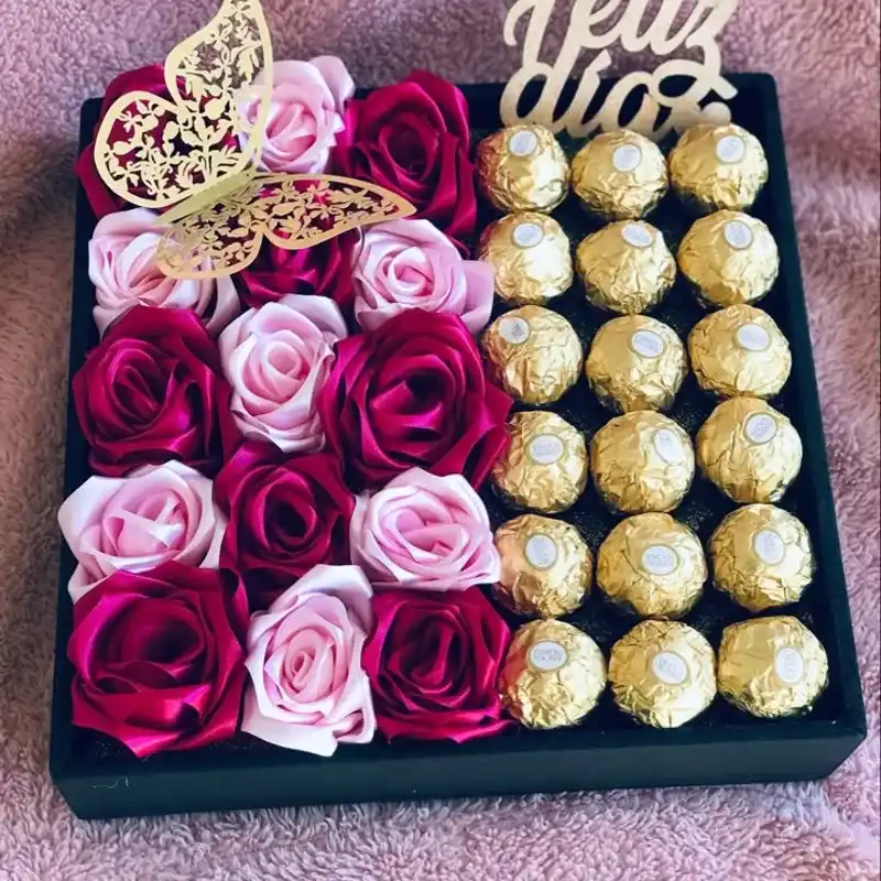 Caja rellena de rosas eternas y bombones ferrero rocher 