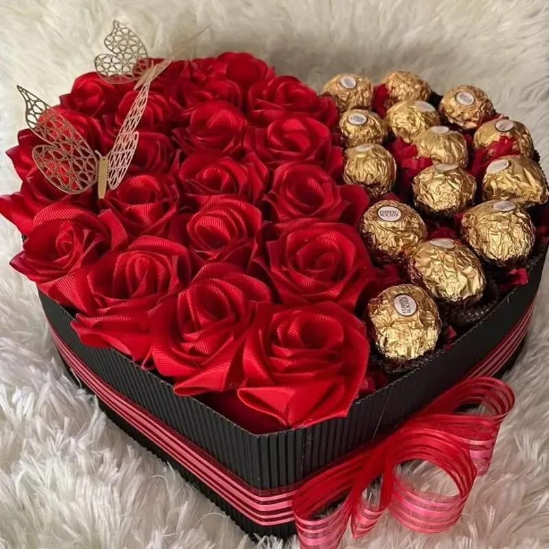 Caja rellena de rosas eternas y bombones ferrero rocher 