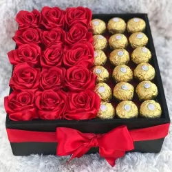 Caja rellena de rosas eternas y bombones ferrero rocher 