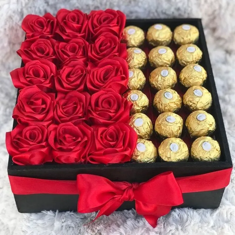 Caja rellena de rosas eternas y bombones ferrero rocher 