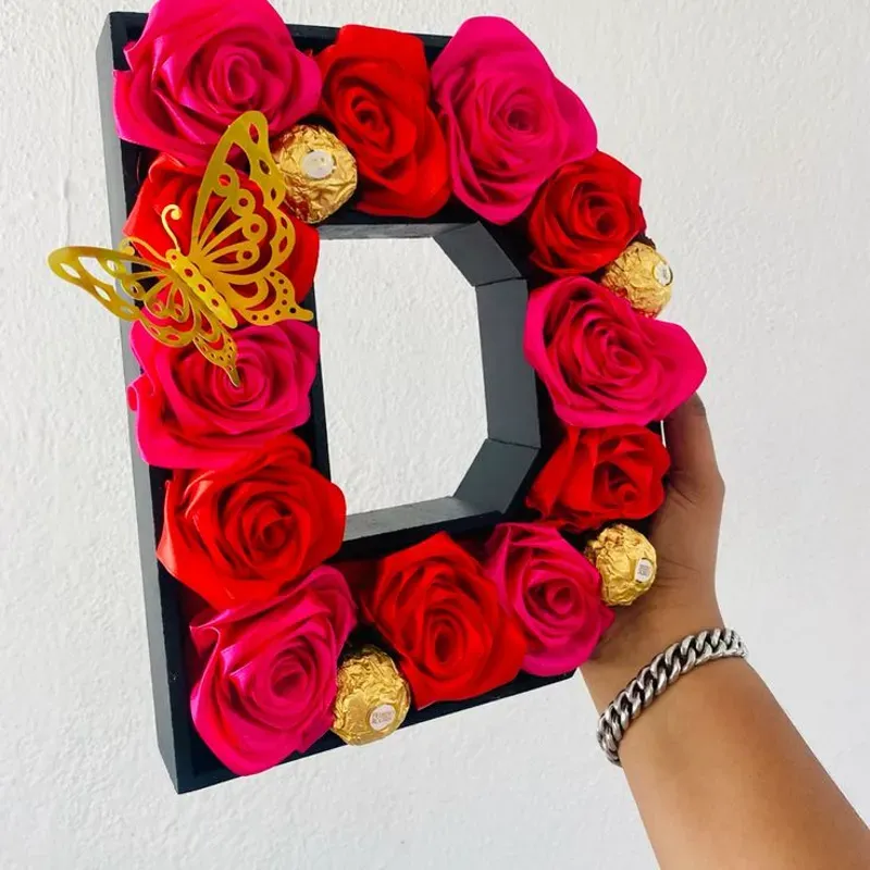 Letras con bombones y rosas eternas 