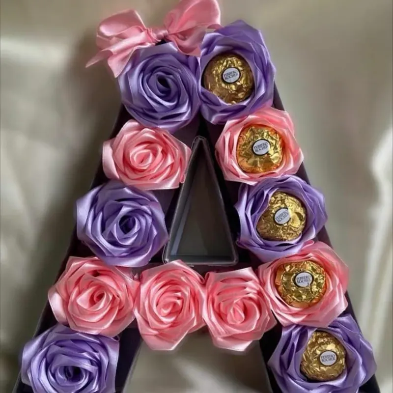 Letras con bombones y rosas eternas 