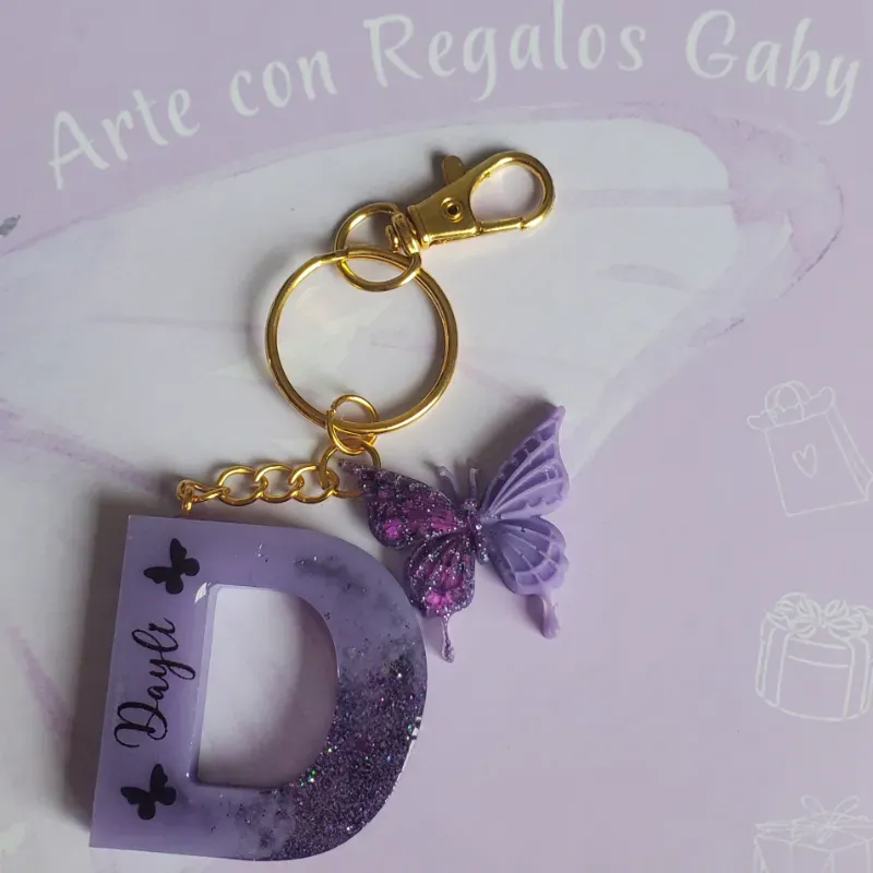 Llaveros de iniciales con accesorios 