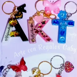 Llaveros de iniciales con accesorios 
