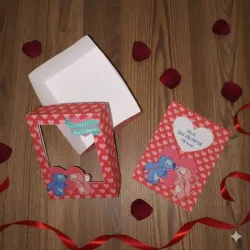 Caja con visor temático + Postal de regalo.