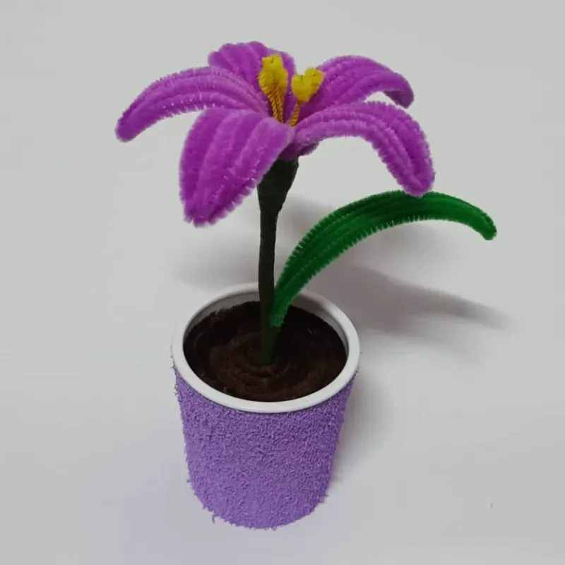 Lirios de limpiapipas