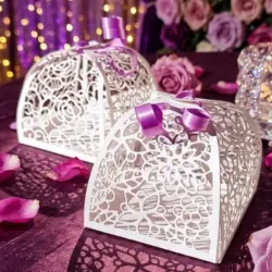 Caja de cartulina con tramas para dulces y accesorios