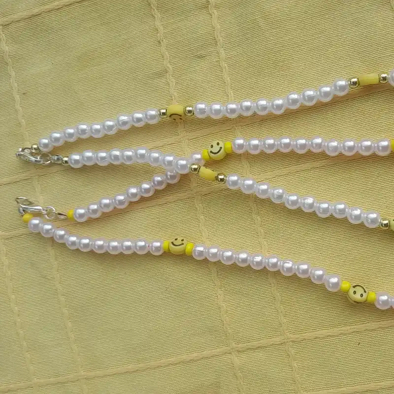 Collar de perlas blancas y fimo 