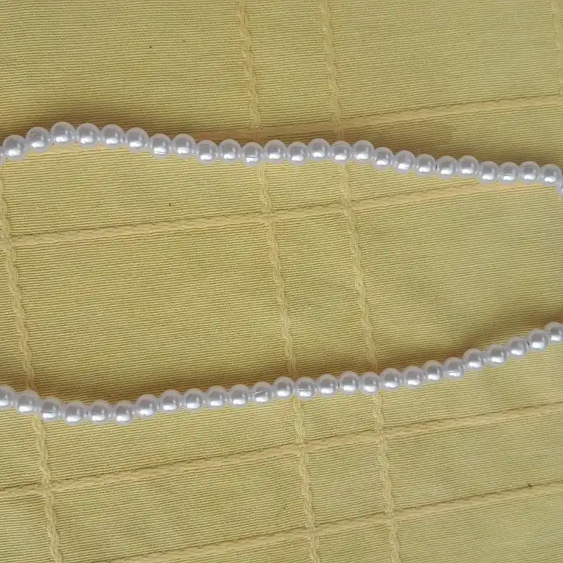Collar de perlas blancas 