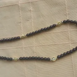 Collar de perlas negras con caritas 