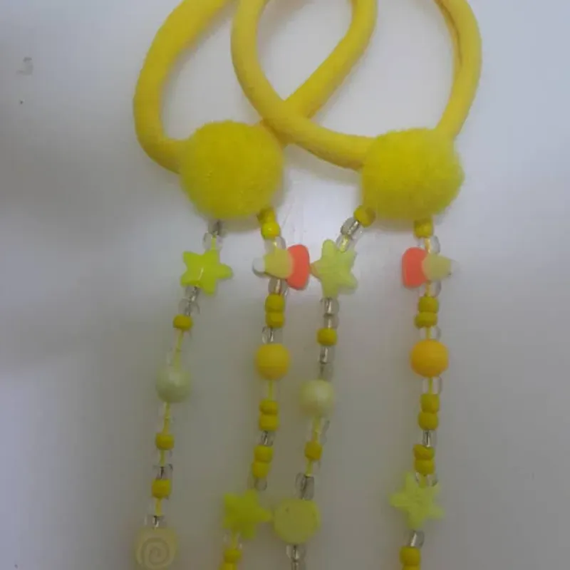 Felpas decoradas con perlas, pompones y smoji                     