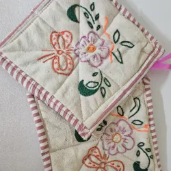 Juego de agarraderas bordadas