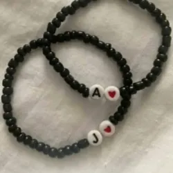 Pulsera de inicial con mostacilla