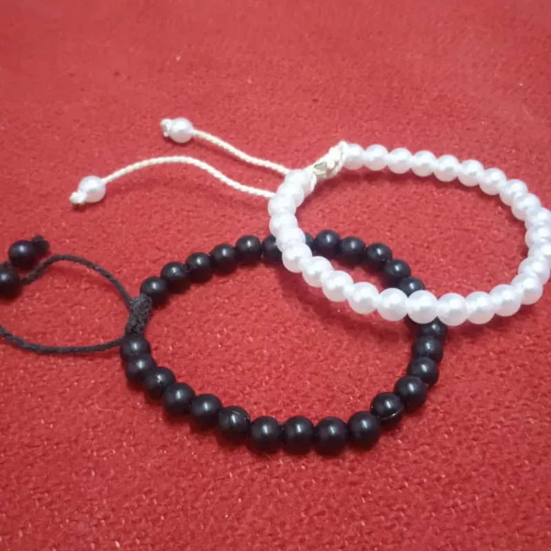 Pulsera de perlas blancas y negras 