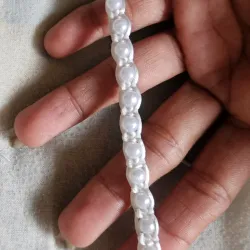 Pulsera tejida con perlas